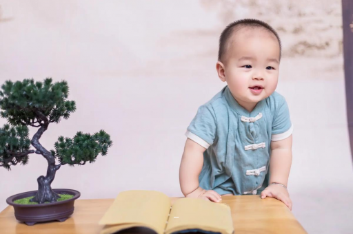 包生男孩正规公司宝宝脸上小白点